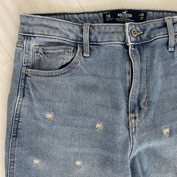 HOLLISTER Ultra High Rise Mom Jean Vintage Stretch floral Daisy Embroidery, 30” - Picture 5 of 17